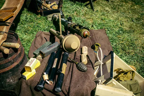 Reims, Fransa, 10 Mayıs 2025 1945 Amerikan Müttefik askeri kampının tarihi canlandırması. Sergide kostümlü insanlar, araçlar, silahlar, lojistik ve II. Dünya Savaşı sırasında kullanılan dönem aksesuarları yer alıyor.