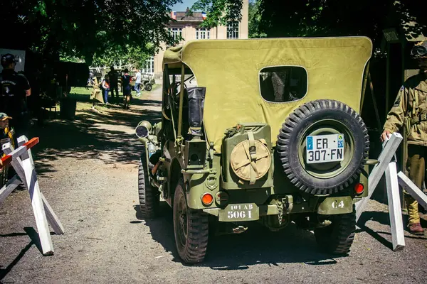 Reims, Fransa, 10 Mayıs 2025 1945 Amerikan Müttefik askeri kampının tarihi canlandırması. Sergide kostümlü insanlar, araçlar, silahlar, lojistik ve II. Dünya Savaşı sırasında kullanılan dönem aksesuarları yer alıyor.