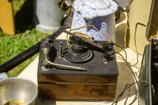 Reims, Fransa, 10 Mayıs 2025 1945 Amerikan Müttefik askeri kampının tarihi canlandırması. Sergide kostümlü insanlar, araçlar, silahlar, lojistik ve II. Dünya Savaşı sırasında kullanılan dönem aksesuarları yer alıyor.