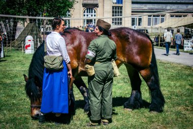 Reims, Fransa, 10 Mayıs 2025 1945 Amerikan Müttefik askeri kampının tarihi canlandırması. Sergide kostümlü insanlar, araçlar, silahlar, lojistik ve II. Dünya Savaşı sırasında kullanılan dönem aksesuarları yer alıyor.