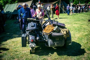 Reims, Fransa, 10 Mayıs 2025 1945 Amerikan Müttefik askeri kampının tarihi canlandırması. Sergide kostümlü insanlar, araçlar, silahlar, lojistik ve II. Dünya Savaşı sırasında kullanılan dönem aksesuarları yer alıyor.