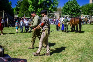 Reims, Fransa, 10 Mayıs 2025 1945 Amerikan Müttefik askeri kampının tarihi canlandırması. Sergide kostümlü insanlar, araçlar, silahlar, lojistik ve II. Dünya Savaşı sırasında kullanılan dönem aksesuarları yer alıyor.