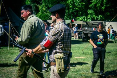 Reims, Fransa, 10 Mayıs 2025 1945 Amerikan Müttefik askeri kampının tarihi canlandırması. Sergide kostümlü insanlar, araçlar, silahlar, lojistik ve II. Dünya Savaşı sırasında kullanılan dönem aksesuarları yer alıyor.