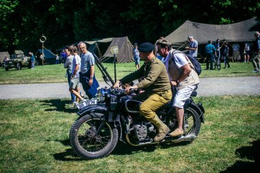 Reims, Fransa, 10 Mayıs 2025 1945 Amerikan Müttefik askeri kampının tarihi canlandırması. Sergide kostümlü insanlar, araçlar, silahlar, lojistik ve II. Dünya Savaşı sırasında kullanılan dönem aksesuarları yer alıyor.