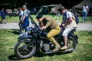 Reims, Fransa, 10 Mayıs 2025 1945 Amerikan Müttefik askeri kampının tarihi canlandırması. Sergide kostümlü insanlar, araçlar, silahlar, lojistik ve II. Dünya Savaşı sırasında kullanılan dönem aksesuarları yer alıyor.