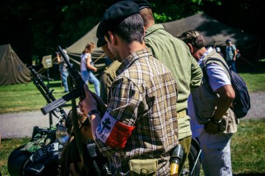 Reims, Fransa, 10 Mayıs 2025 1945 Amerikan Müttefik askeri kampının tarihi canlandırması. Sergide kostümlü insanlar, araçlar, silahlar, lojistik ve II. Dünya Savaşı sırasında kullanılan dönem aksesuarları yer alıyor.