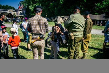 Reims, Fransa, 10 Mayıs 2025 1945 Amerikan Müttefik askeri kampının tarihi canlandırması. Sergide kostümlü insanlar, araçlar, silahlar, lojistik ve II. Dünya Savaşı sırasında kullanılan dönem aksesuarları yer alıyor.