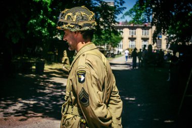 Reims, Fransa, 10 Mayıs 2025 1945 Amerikan Müttefik askeri kampının tarihi canlandırması. Sergide kostümlü insanlar, araçlar, silahlar, lojistik ve II. Dünya Savaşı sırasında kullanılan dönem aksesuarları yer alıyor.
