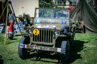 Reims, Fransa, 10 Mayıs 2025 1945 Amerikan Müttefik askeri kampının tarihi canlandırması. Sergide kostümlü insanlar, araçlar, silahlar, lojistik ve II. Dünya Savaşı sırasında kullanılan dönem aksesuarları yer alıyor.