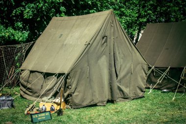 Reims, Fransa, 10 Mayıs 2025 1945 Amerikan Müttefik askeri kampının tarihi canlandırması. Sergide kostümlü insanlar, araçlar, silahlar, lojistik ve II. Dünya Savaşı sırasında kullanılan dönem aksesuarları yer alıyor.