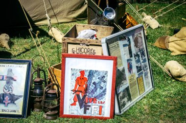 Reims, Fransa, 10 Mayıs 2025 1945 Amerikan Müttefik askeri kampının tarihi canlandırması. Sergide kostümlü insanlar, araçlar, silahlar, lojistik ve II. Dünya Savaşı sırasında kullanılan dönem aksesuarları yer alıyor.