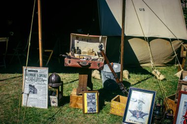 Reims, Fransa, 10 Mayıs 2025 1945 Amerikan Müttefik askeri kampının tarihi canlandırması. Sergide kostümlü insanlar, araçlar, silahlar, lojistik ve II. Dünya Savaşı sırasında kullanılan dönem aksesuarları yer alıyor.