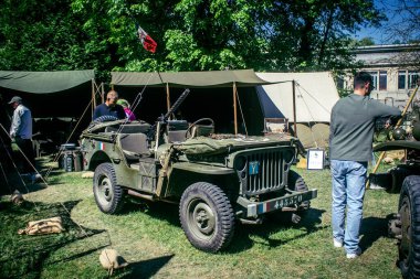 Reims, Fransa, 10 Mayıs 2025 1945 Amerikan Müttefik askeri kampının tarihi canlandırması. Sergide kostümlü insanlar, araçlar, silahlar, lojistik ve II. Dünya Savaşı sırasında kullanılan dönem aksesuarları yer alıyor.