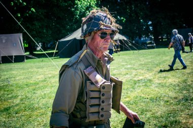 Reims, Fransa, 10 Mayıs 2025 1945 Amerikan Müttefik askeri kampının tarihi canlandırması. Sergide kostümlü insanlar, araçlar, silahlar, lojistik ve II. Dünya Savaşı sırasında kullanılan dönem aksesuarları yer alıyor.