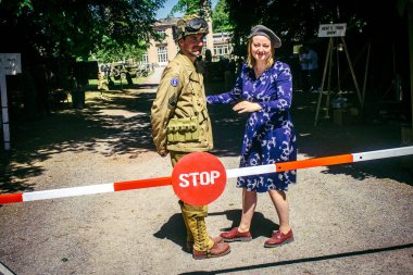 Reims, Fransa, 10 Mayıs 2025 1945 Amerikan Müttefik askeri kampının tarihi canlandırması. Sergide kostümlü insanlar, araçlar, silahlar, lojistik ve II. Dünya Savaşı sırasında kullanılan dönem aksesuarları yer alıyor.