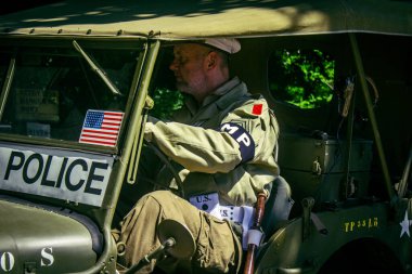 Reims, Fransa, 10 Mayıs 2025 1945 Amerikan Müttefik askeri kampının tarihi canlandırması. Sergide kostümlü insanlar, araçlar, silahlar, lojistik ve II. Dünya Savaşı sırasında kullanılan dönem aksesuarları yer alıyor.