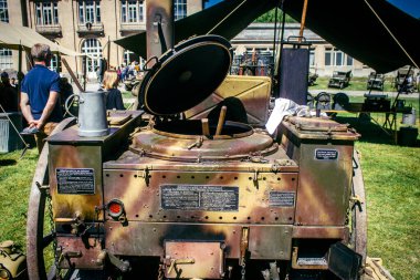 Reims, Fransa, 10 Mayıs 2025 1945 Amerikan Müttefik askeri kampının tarihi canlandırması. Sergide kostümlü insanlar, araçlar, silahlar, lojistik ve II. Dünya Savaşı sırasında kullanılan dönem aksesuarları yer alıyor.