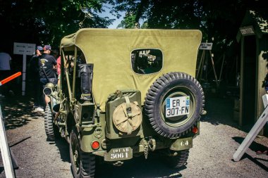Reims, Fransa, 10 Mayıs 2025 1945 Amerikan Müttefik askeri kampının tarihi canlandırması. Sergide kostümlü insanlar, araçlar, silahlar, lojistik ve II. Dünya Savaşı sırasında kullanılan dönem aksesuarları yer alıyor.