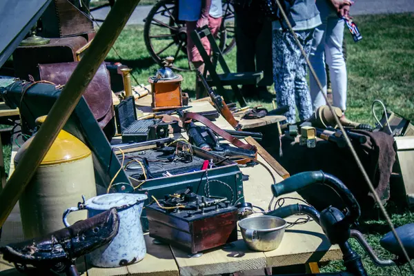 Reims, Fransa, 10 Mayıs 2025 1945 Amerikan Müttefik askeri kampının tarihi canlandırması. Sergide kostümlü insanlar, araçlar, silahlar, lojistik ve II. Dünya Savaşı sırasında kullanılan dönem aksesuarları yer alıyor.