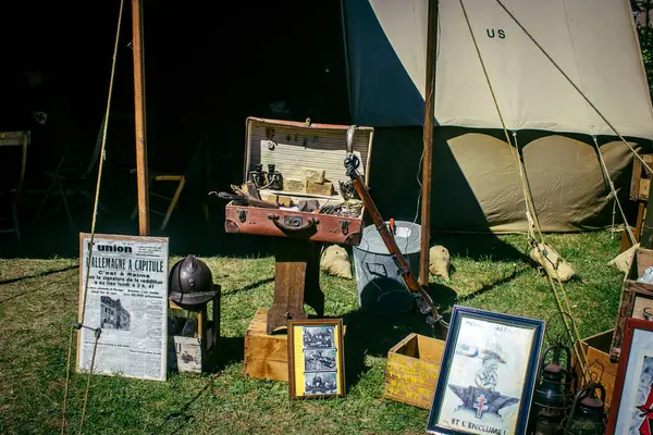 Reims, Fransa, 10 Mayıs 2025 1945 Amerikan Müttefik askeri kampının tarihi canlandırması. Sergide kostümlü insanlar, araçlar, silahlar, lojistik ve II. Dünya Savaşı sırasında kullanılan dönem aksesuarları yer alıyor.