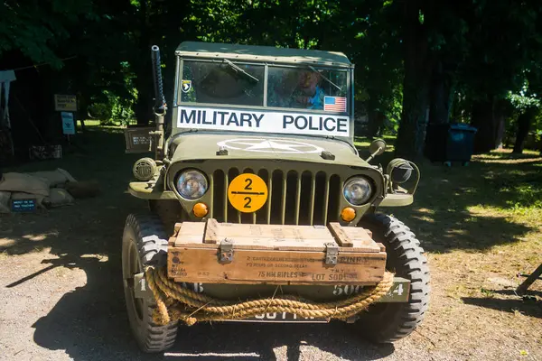 Reims, Fransa, 10 Mayıs 2025 1945 Amerikan Müttefik askeri kampının tarihi canlandırması. Sergide kostümlü insanlar, araçlar, silahlar, lojistik ve II. Dünya Savaşı sırasında kullanılan dönem aksesuarları yer alıyor.