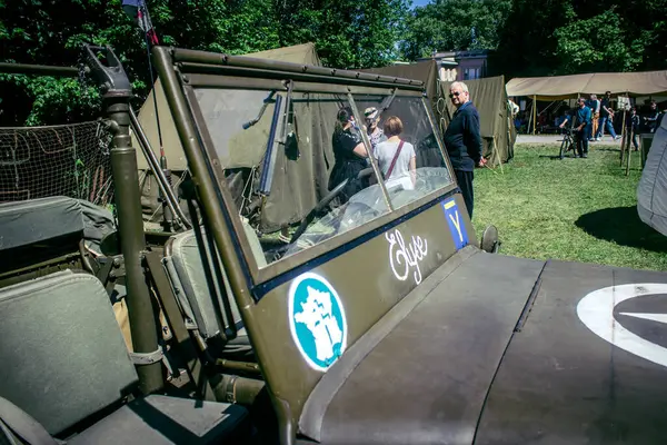 Reims, Fransa, 10 Mayıs 2025 1945 Amerikan Müttefik askeri kampının tarihi canlandırması. Sergide kostümlü insanlar, araçlar, silahlar, lojistik ve II. Dünya Savaşı sırasında kullanılan dönem aksesuarları yer alıyor.