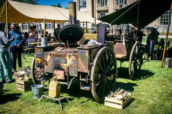 Reims, Fransa, 10 Mayıs 2025 1945 Amerikan Müttefik askeri kampının tarihi canlandırması. Sergide kostümlü insanlar, araçlar, silahlar, lojistik ve II. Dünya Savaşı sırasında kullanılan dönem aksesuarları yer alıyor.
