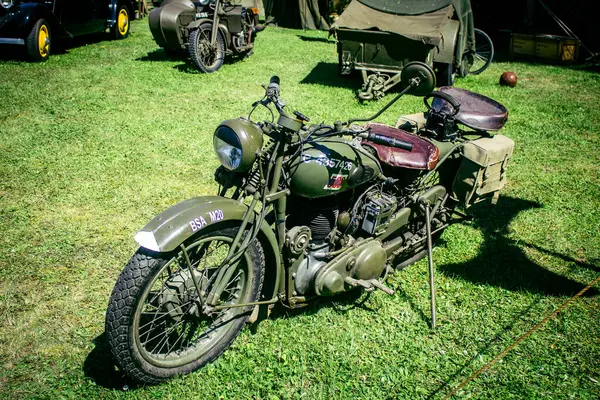 Reims, Fransa, 10 Mayıs 2025 1945 Amerikan Müttefik askeri kampının tarihi canlandırması. Sergide kostümlü insanlar, araçlar, silahlar, lojistik ve II. Dünya Savaşı sırasında kullanılan dönem aksesuarları yer alıyor.