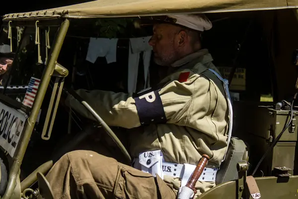 Reims, Fransa, 10 Mayıs 2025 1945 Amerikan Müttefik askeri kampının tarihi canlandırması. Sergide kostümlü insanlar, araçlar, silahlar, lojistik ve II. Dünya Savaşı sırasında kullanılan dönem aksesuarları yer alıyor.