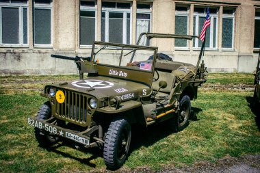 Reims, Fransa, 10 Mayıs 2025 1945 Amerikan Müttefik askeri kampının tarihi canlandırması. Sergide kostümlü insanlar, araçlar, silahlar, lojistik ve II. Dünya Savaşı sırasında kullanılan dönem aksesuarları yer alıyor.