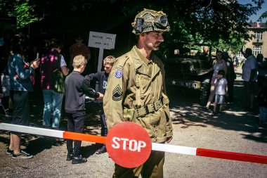 Reims, Fransa, 10 Mayıs 2025 1945 Amerikan Müttefik askeri kampının tarihi canlandırması. Sergide kostümlü insanlar, araçlar, silahlar, lojistik ve II. Dünya Savaşı sırasında kullanılan dönem aksesuarları yer alıyor.
