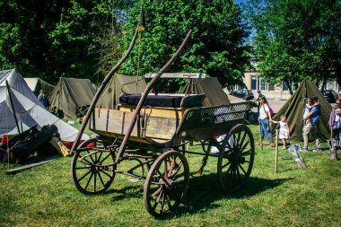Reims, Fransa, 10 Mayıs 2025 1945 Amerikan Müttefik askeri kampının tarihi canlandırması. Sergide kostümlü insanlar, araçlar, silahlar, lojistik ve II. Dünya Savaşı sırasında kullanılan dönem aksesuarları yer alıyor.