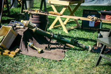 Reims, Fransa, 10 Mayıs 2025 1945 Amerikan Müttefik askeri kampının tarihi canlandırması. Sergide kostümlü insanlar, araçlar, silahlar, lojistik ve II. Dünya Savaşı sırasında kullanılan dönem aksesuarları yer alıyor.