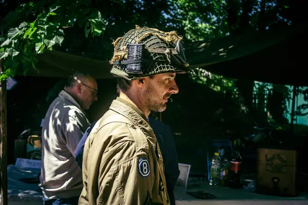 Reims, Fransa, 10 Mayıs 2025 1945 Amerikan Müttefik askeri kampının tarihi canlandırması. Sergide kostümlü insanlar, araçlar, silahlar, lojistik ve II. Dünya Savaşı sırasında kullanılan dönem aksesuarları yer alıyor.