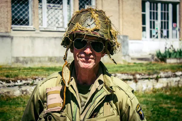 Reims, Fransa, 10 Mayıs 2025 1945 Amerikan Müttefik askeri kampının tarihi canlandırması. Sergide kostümlü insanlar, araçlar, silahlar, lojistik ve II. Dünya Savaşı sırasında kullanılan dönem aksesuarları yer alıyor.