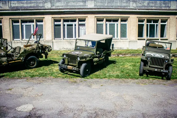 Reims, Fransa, 10 Mayıs 2025 1945 Amerikan Müttefik askeri kampının tarihi canlandırması. Sergide kostümlü insanlar, araçlar, silahlar, lojistik ve II. Dünya Savaşı sırasında kullanılan dönem aksesuarları yer alıyor.