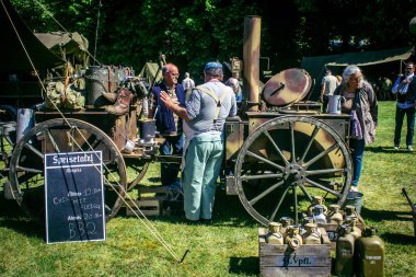 Reims, Fransa, 10 Mayıs 2025 1945 Amerikan Müttefik askeri kampının tarihi canlandırması. Sergide kostümlü insanlar, araçlar, silahlar, lojistik ve II. Dünya Savaşı sırasında kullanılan dönem aksesuarları yer alıyor.