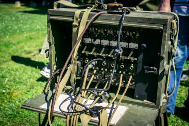 Reims, Fransa, 10 Mayıs 2025 1945 Amerikan Müttefik askeri kampının tarihi canlandırması. Sergide kostümlü insanlar, araçlar, silahlar, lojistik ve II. Dünya Savaşı sırasında kullanılan dönem aksesuarları yer alıyor.