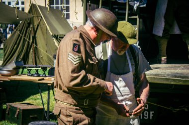 Reims, Fransa, 10 Mayıs 2025 1945 Amerikan Müttefik askeri kampının tarihi canlandırması. Sergide kostümlü insanlar, araçlar, silahlar, lojistik ve II. Dünya Savaşı sırasında kullanılan dönem aksesuarları yer alıyor.