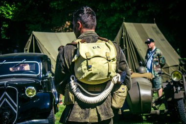 Reims, Fransa, 10 Mayıs 2025 1945 Amerikan Müttefik askeri kampının tarihi canlandırması. Sergide kostümlü insanlar, araçlar, silahlar, lojistik ve II. Dünya Savaşı sırasında kullanılan dönem aksesuarları yer alıyor.