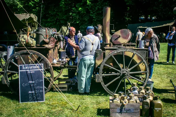 Reims, Fransa, 10 Mayıs 2025 1945 Amerikan Müttefik askeri kampının tarihi canlandırması. Sergide kostümlü insanlar, araçlar, silahlar, lojistik ve II. Dünya Savaşı sırasında kullanılan dönem aksesuarları yer alıyor.