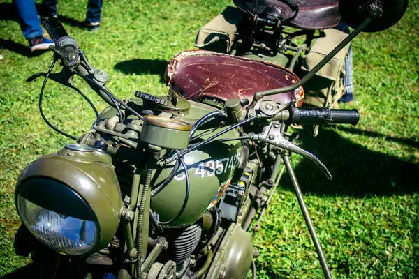 Reims, Fransa, 10 Mayıs 2025 1945 Amerikan Müttefik askeri kampının tarihi canlandırması. Sergide kostümlü insanlar, araçlar, silahlar, lojistik ve II. Dünya Savaşı sırasında kullanılan dönem aksesuarları yer alıyor.