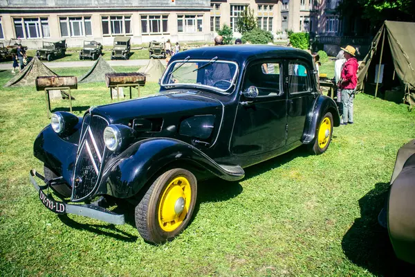 Reims, Fransa, 10 Mayıs 2025 1945 Amerikan Müttefik askeri kampının tarihi canlandırması. Sergide kostümlü insanlar, araçlar, silahlar, lojistik ve II. Dünya Savaşı sırasında kullanılan dönem aksesuarları yer alıyor.