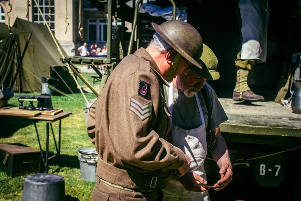 Reims, Fransa, 10 Mayıs 2025 1945 Amerikan Müttefik askeri kampının tarihi canlandırması. Sergide kostümlü insanlar, araçlar, silahlar, lojistik ve II. Dünya Savaşı sırasında kullanılan dönem aksesuarları yer alıyor.