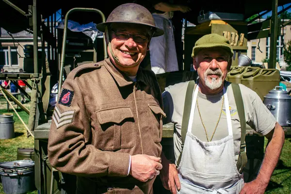 Reims, Fransa, 10 Mayıs 2025 1945 Amerikan Müttefik askeri kampının tarihi canlandırması. Sergide kostümlü insanlar, araçlar, silahlar, lojistik ve II. Dünya Savaşı sırasında kullanılan dönem aksesuarları yer alıyor.