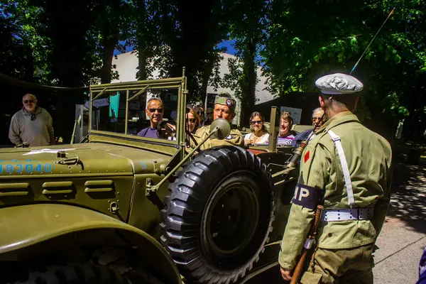 Reims, Fransa, 10 Mayıs 2025 1945 Amerikan Müttefik askeri kampının tarihi canlandırması. Sergide kostümlü insanlar, araçlar, silahlar, lojistik ve II. Dünya Savaşı sırasında kullanılan dönem aksesuarları yer alıyor.