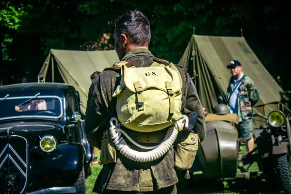 Reims, Fransa, 10 Mayıs 2025 1945 Amerikan Müttefik askeri kampının tarihi canlandırması. Sergide kostümlü insanlar, araçlar, silahlar, lojistik ve II. Dünya Savaşı sırasında kullanılan dönem aksesuarları yer alıyor.