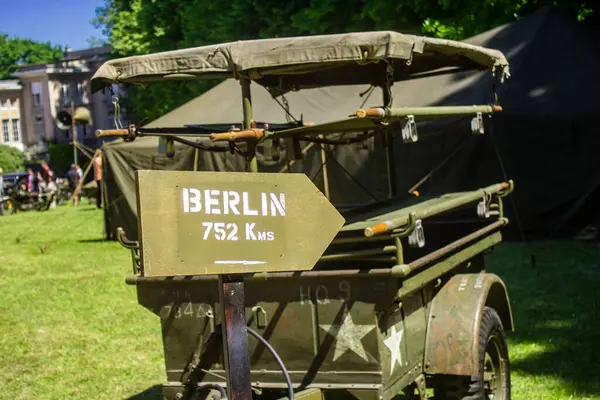 Reims, Fransa, 10 Mayıs 2025 1945 Amerikan Müttefik askeri kampının tarihi canlandırması. Sergide kostümlü insanlar, araçlar, silahlar, lojistik ve II. Dünya Savaşı sırasında kullanılan dönem aksesuarları yer alıyor.