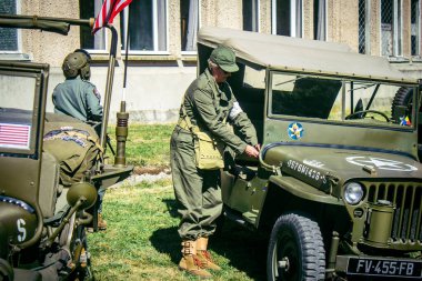 Reims, Fransa, 10 Mayıs 2025 1945 Amerikan Müttefik askeri kampının tarihi canlandırması. Sergide kostümlü insanlar, araçlar, silahlar, lojistik ve II. Dünya Savaşı sırasında kullanılan dönem aksesuarları yer alıyor.