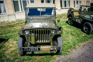 Reims, Fransa, 10 Mayıs 2025 1945 Amerikan Müttefik askeri kampının tarihi canlandırması. Sergide kostümlü insanlar, araçlar, silahlar, lojistik ve II. Dünya Savaşı sırasında kullanılan dönem aksesuarları yer alıyor.